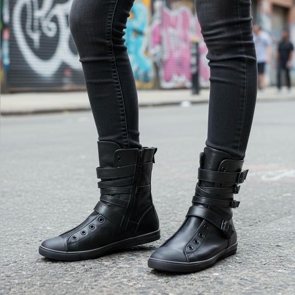 Converse Women’s 7.5 Black Leather Chuck Taylor Multi Strap Boots Combat Moto - Picture 1 of 9